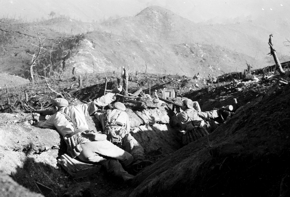 1952年10月，在上甘嶺戰役中，志願軍官兵不畏強敵，堅守陣地（來源：解放軍畫報）