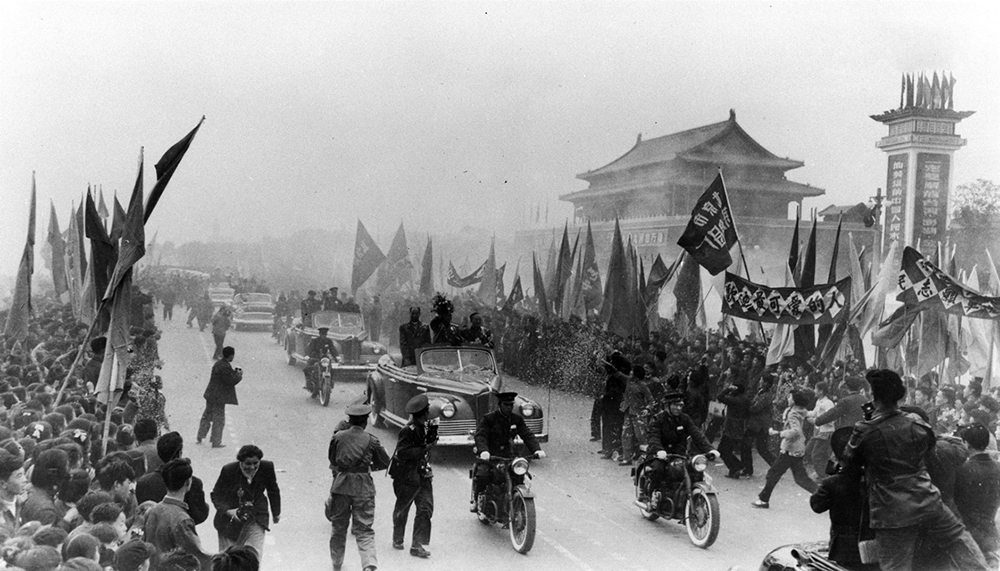 1958年10月28日，志願軍代表團回到北京，受到首都20萬群眾夾道歡迎（來源：解放軍畫報）