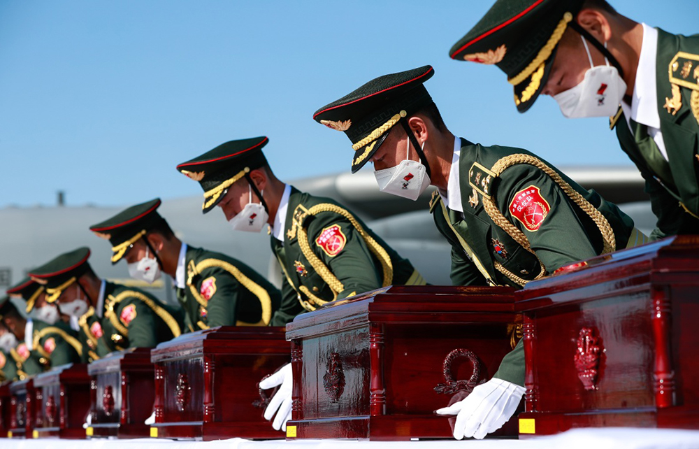 2020年9月27日，在韓國仁川國際機場，中方禮兵準備護送志願軍烈士遺骸上飛機（來源：新華社）