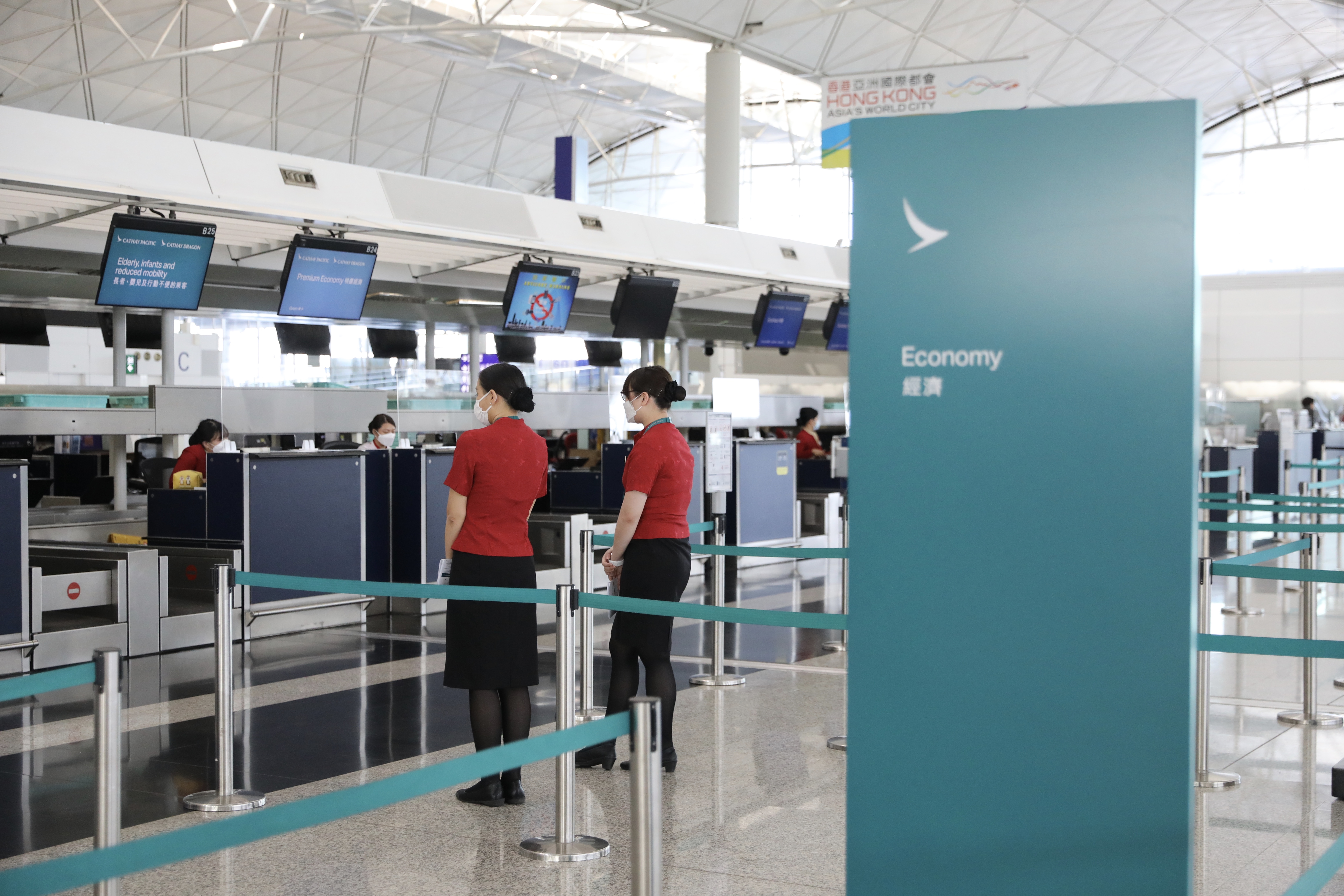 國泰航空今日（21日）宣布重組，裁員5900人，其中5300名為駐港員工，國泰港龍航空會即時停止營運。機場現時只有極少數旅客，偶爾可見到少量機場工作人員，有約9成5的櫃位被關閉，商戶和餐廳亦只有少數幾家營業，原本喧鬧的機場變得異常安靜。國泰櫃位有部分開放，不過只有少量地勤人員當值，十分冷清（大公文匯全媒體記者攝）