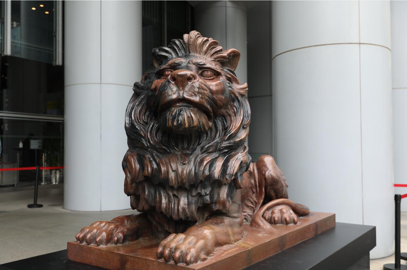 10月22日上午，滙豐銅獅重開，工作人員為獅子揭布並點睛。一些市民和滙豐員工特地前來合影留念，現場可見銅獅身上上大部分污漬被清理，只留有此前被燒過的痕跡。
市民林先生表示，見到銅獅重開感到高興，形容銅獅子是屬於香港人的集體回憶，他希望滙豐能夠將總部搬回香港，早日重振旗鼓。（大公文匯全媒體記者 李斯哲 攝）