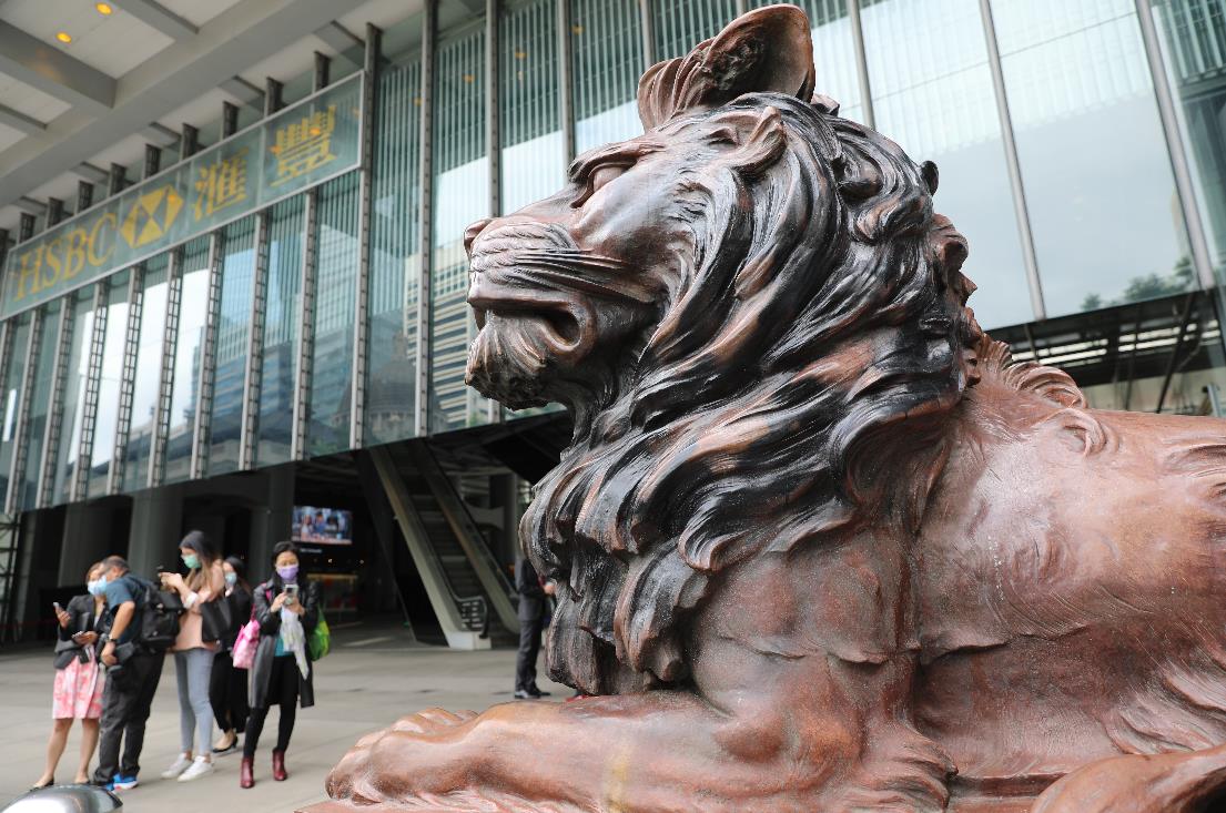 10月22日上午，滙豐銅獅重開，工作人員為獅子揭布並點睛。一些市民和滙豐員工特地前來合影留念，現場可見銅獅身上上大部分污漬被清理，只留有此前被燒過的痕跡。
市民林先生表示，見到銅獅重開感到高興，形容銅獅子是屬於香港人的集體回憶，他希望滙豐能夠將總部搬回香港，早日重振旗鼓。（大公文匯全媒體記者 李斯哲 攝）