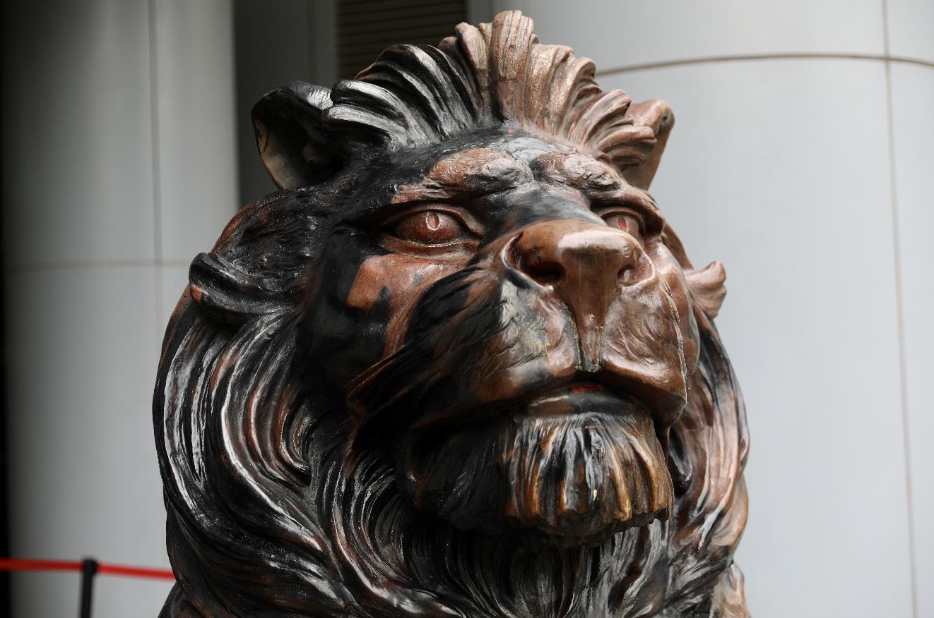 10月22日上午，滙豐銅獅重開，工作人員為獅子揭布並點睛。一些市民和滙豐員工特地前來合影留念，現場可見銅獅身上上大部分污漬被清理，只留有此前被燒過的痕跡。
市民林先生表示，見到銅獅重開感到高興，形容銅獅子是屬於香港人的集體回憶，他希望滙豐能夠將總部搬回香港，早日重振旗鼓。（大公文匯全媒體記者 李斯哲 攝）
