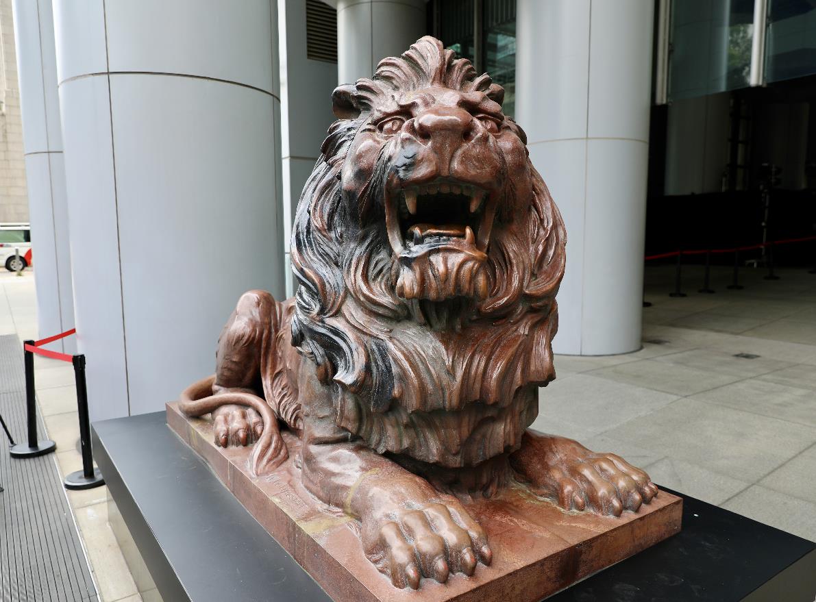 10月22日上午，滙豐銅獅重開，工作人員為獅子揭布並點睛。一些市民和滙豐員工特地前來合影留念，現場可見銅獅身上上大部分污漬被清理，只留有此前被燒過的痕跡。
市民林先生表示，見到銅獅重開感到高興，形容銅獅子是屬於香港人的集體回憶，他希望滙豐能夠將總部搬回香港，早日重振旗鼓。（大公文匯全媒體記者 李斯哲 攝）