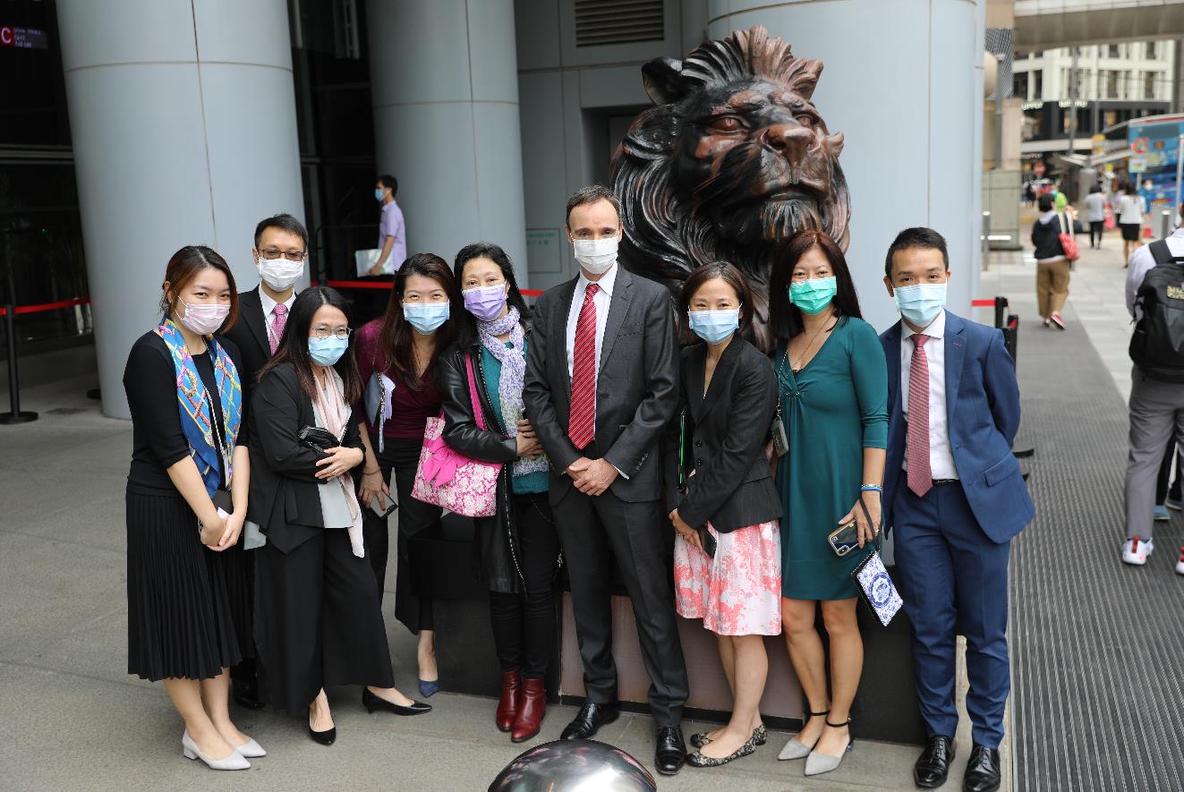 10月22日上午，滙豐銅獅重開，工作人員為獅子揭布並點睛。一些市民和滙豐員工特地前來合影留念，現場可見銅獅身上上大部分污漬被清理，只留有此前被燒過的痕跡。
市民林先生表示，見到銅獅重開感到高興，形容銅獅子是屬於香港人的集體回憶，他希望滙豐能夠將總部搬回香港，早日重振旗鼓。圖為：市民在銅獅子前影相留念（大公文匯全媒體記者 李斯哲 攝）