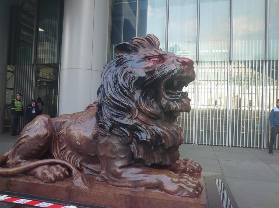 今年元旦，香港匯豐銀行總行大樓前銅獅遭蒙面黑衣人噴漆和縱火(香港文匯報)