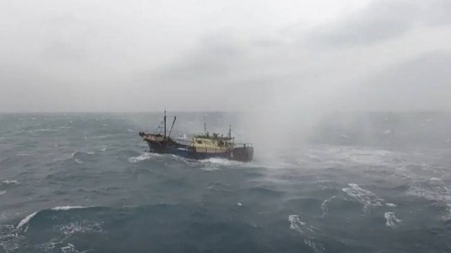 台灣水炮驅離20艘大陸避風漁船