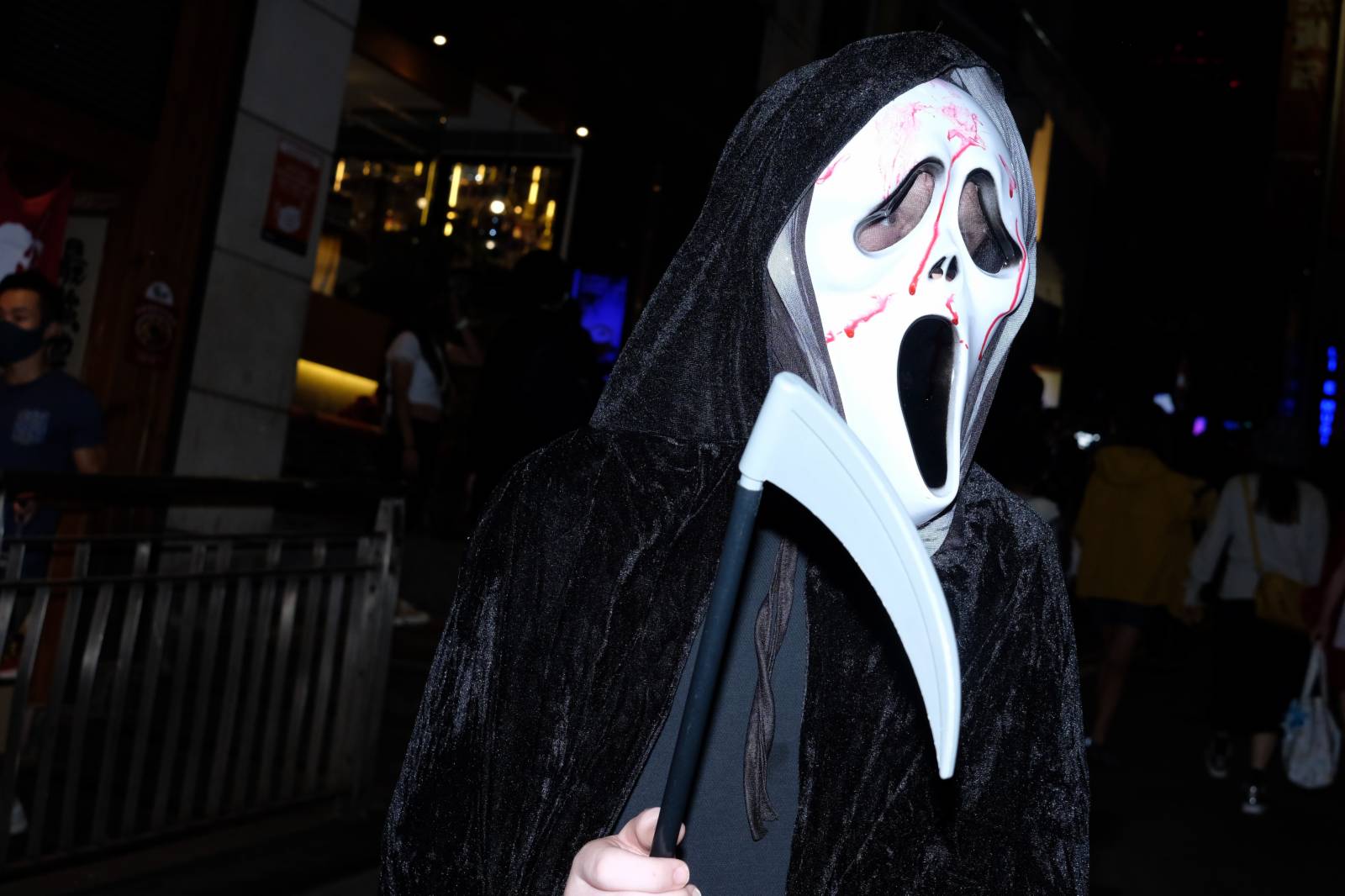 市民裝扮後共同歡度萬聖節(大公文匯全媒體記者 麥鈞傑攝)