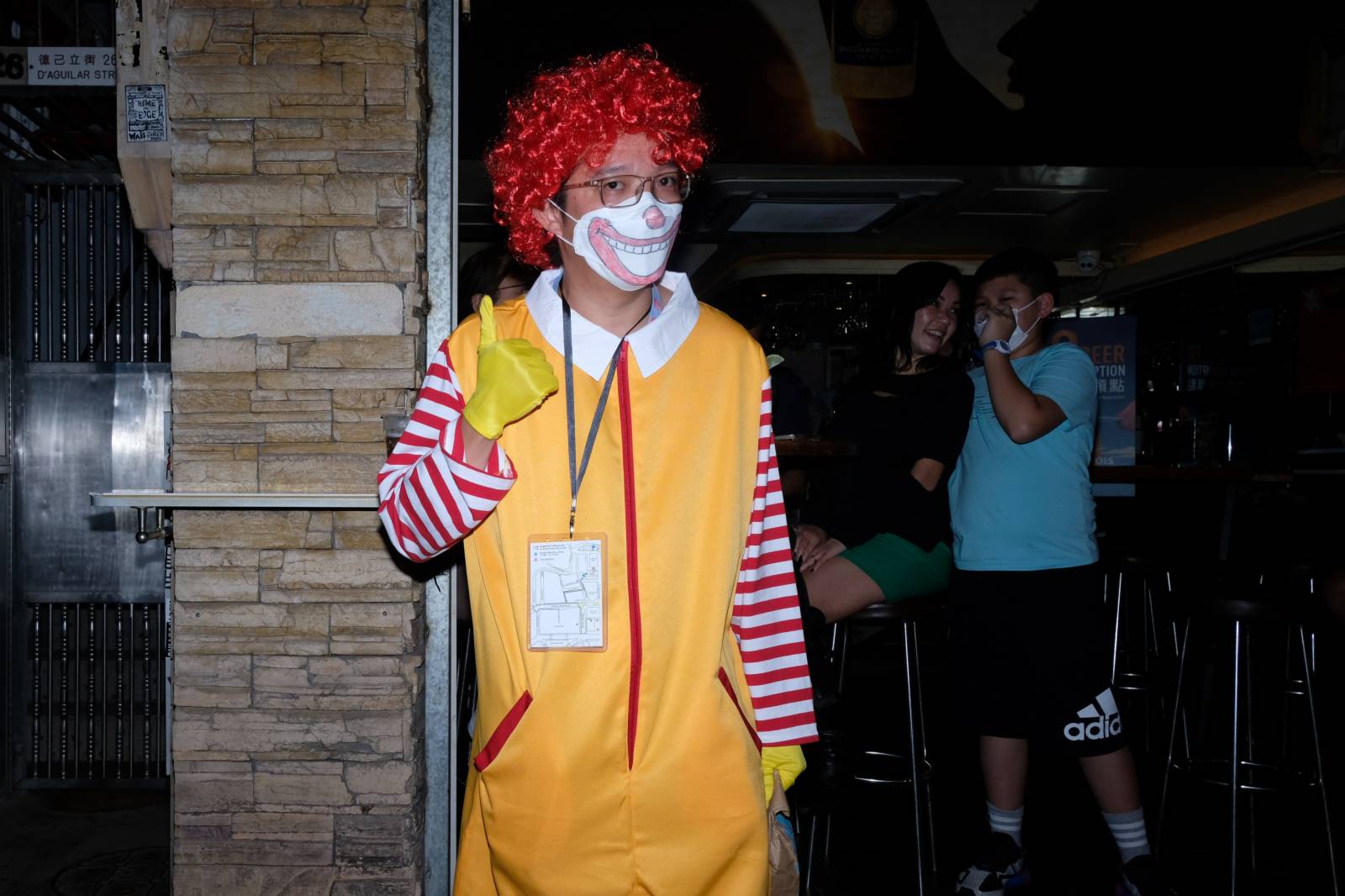 市民悉心打扮，搭配萬聖節妝容和服飾前來消遣(大公文匯全媒體記者 麥鈞傑攝)
