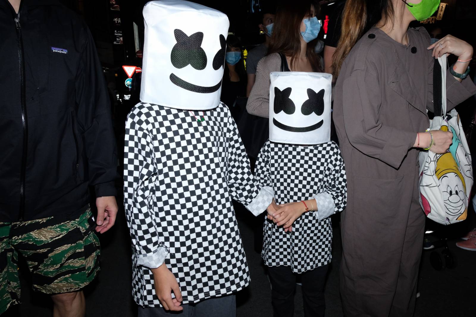 市民悉心打扮，搭配萬聖節妝容和服飾前來消遣(大公文匯全媒體記者 麥鈞傑攝)