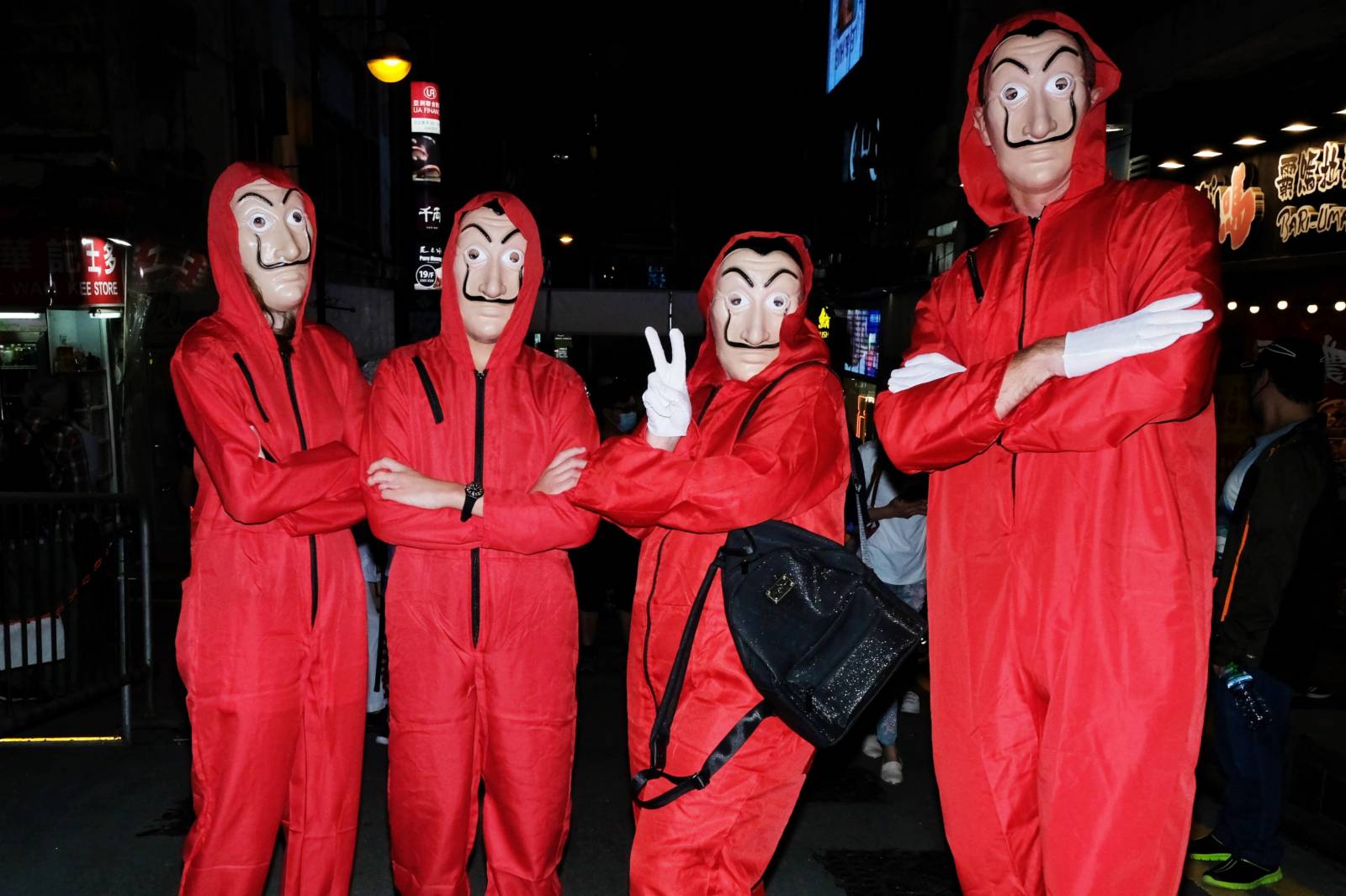 市民裝扮後共同歡度萬聖節(大公文匯全媒體記者 麥鈞傑攝)