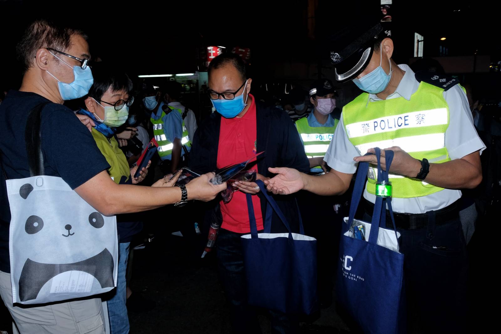 香港警方在現場加強執法，向市民分發相關資料(大公文匯全媒體記者 麥鈞傑攝)