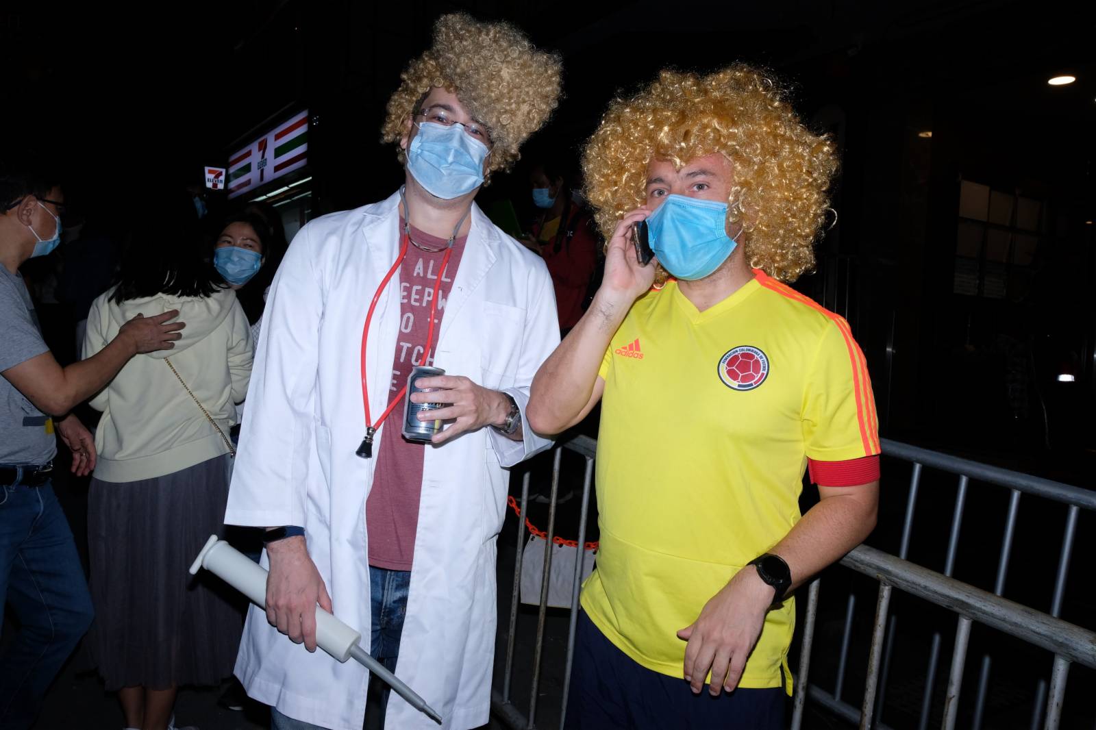 不少市民悉心打扮，搭配萬聖節妝容和服飾前來消遣(大公文匯全媒體記者 麥鈞傑攝)
