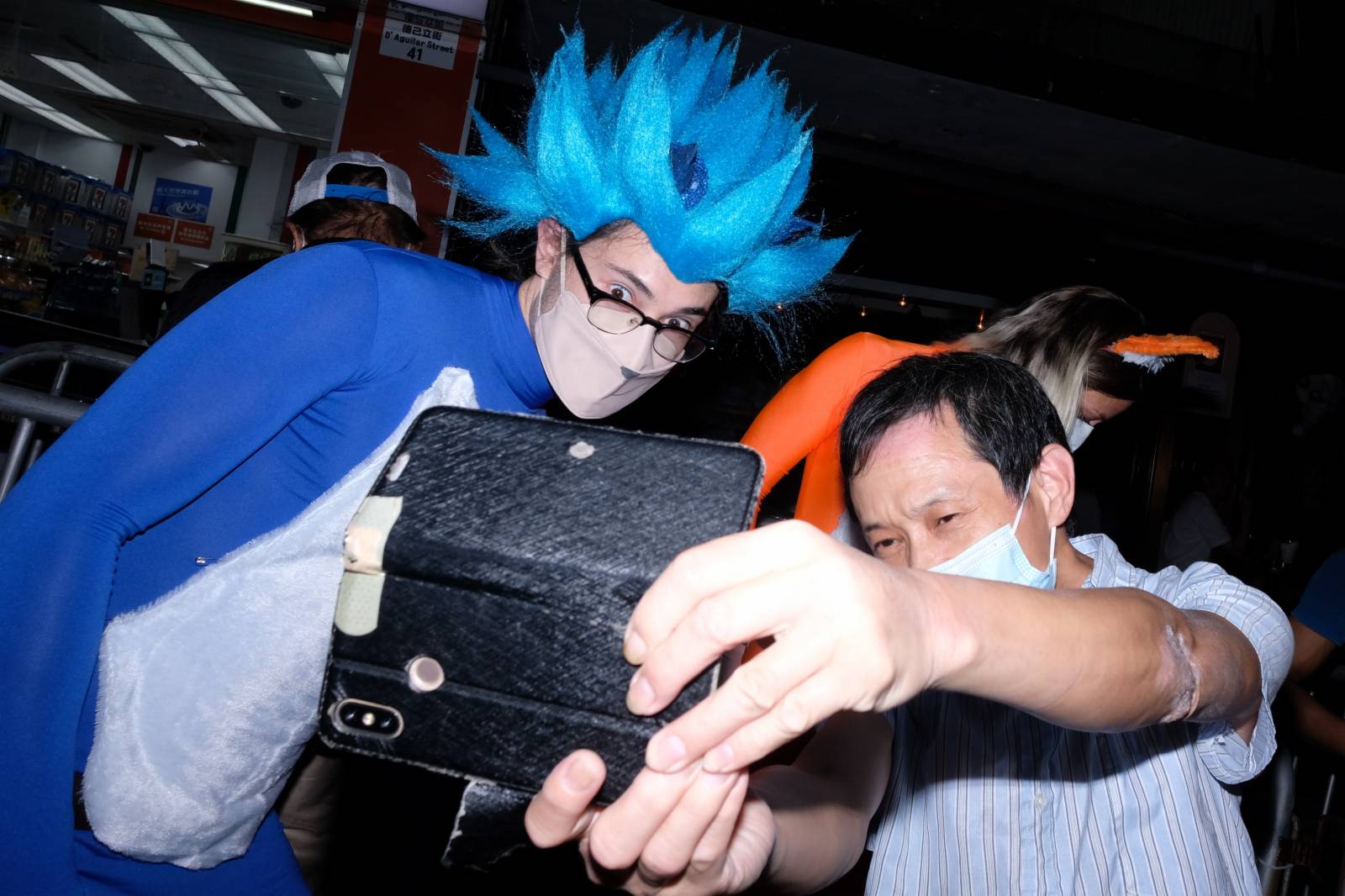 今晚（31日）是萬聖夜，因應政府日前放寬食肆和酒吧等處所防疫規定，營業時間可延長至凌晨2時，酒吧每枱人數上限由2人放寬至4人，中環蘭桂坊等地入夜後人流漸多，不少市民悉心打扮，搭配萬聖節妝容和服飾前來消遣 (大公文匯全媒體記者 麥鈞傑攝)