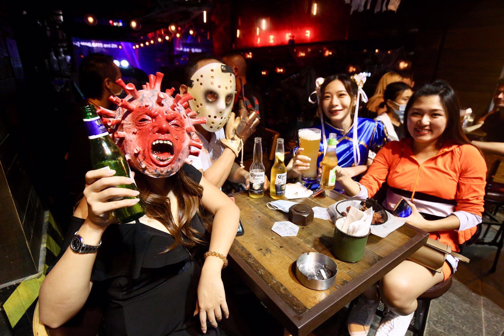 蘭桂坊入夜後相當熱鬧警方加強巡查蘭桂坊酒吧（大公報 馬丁攝）
