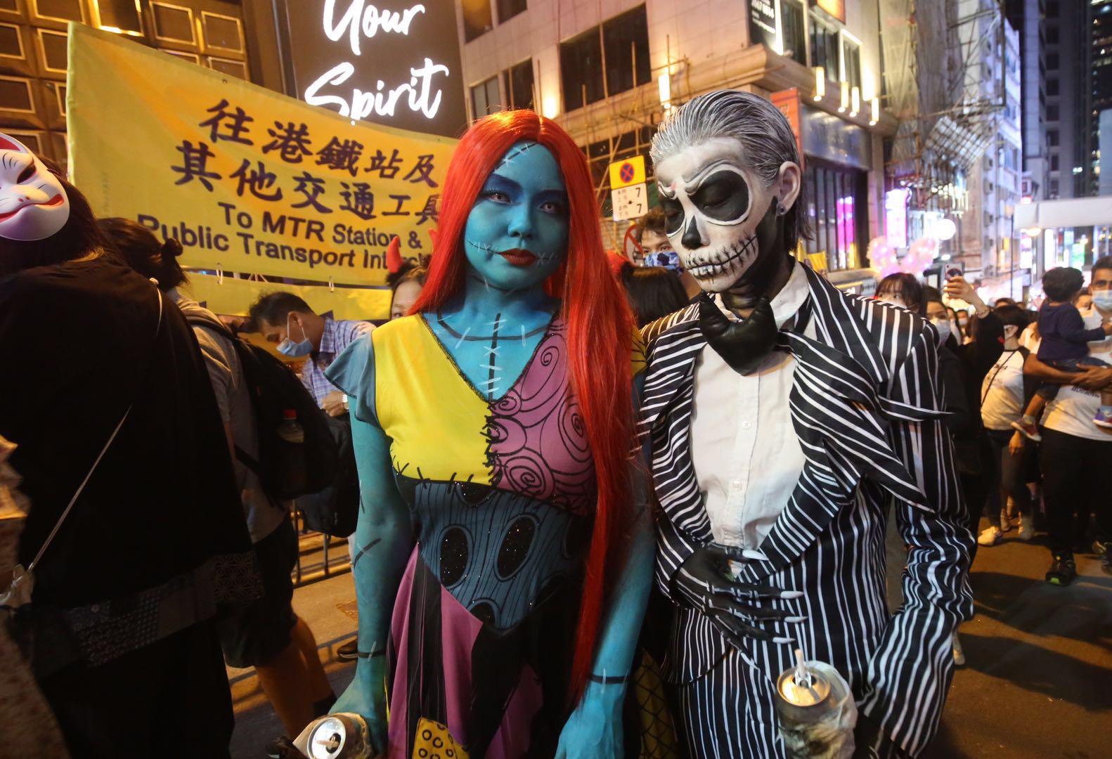 蘭桂坊入夜後相當熱鬧警方加強巡查蘭桂坊酒吧（大公報 馬丁攝）
