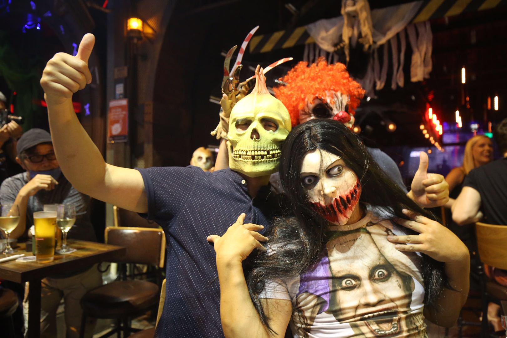 蘭桂坊入夜後相當熱鬧警方加強巡查蘭桂坊酒吧（大公報 馬丁攝）
