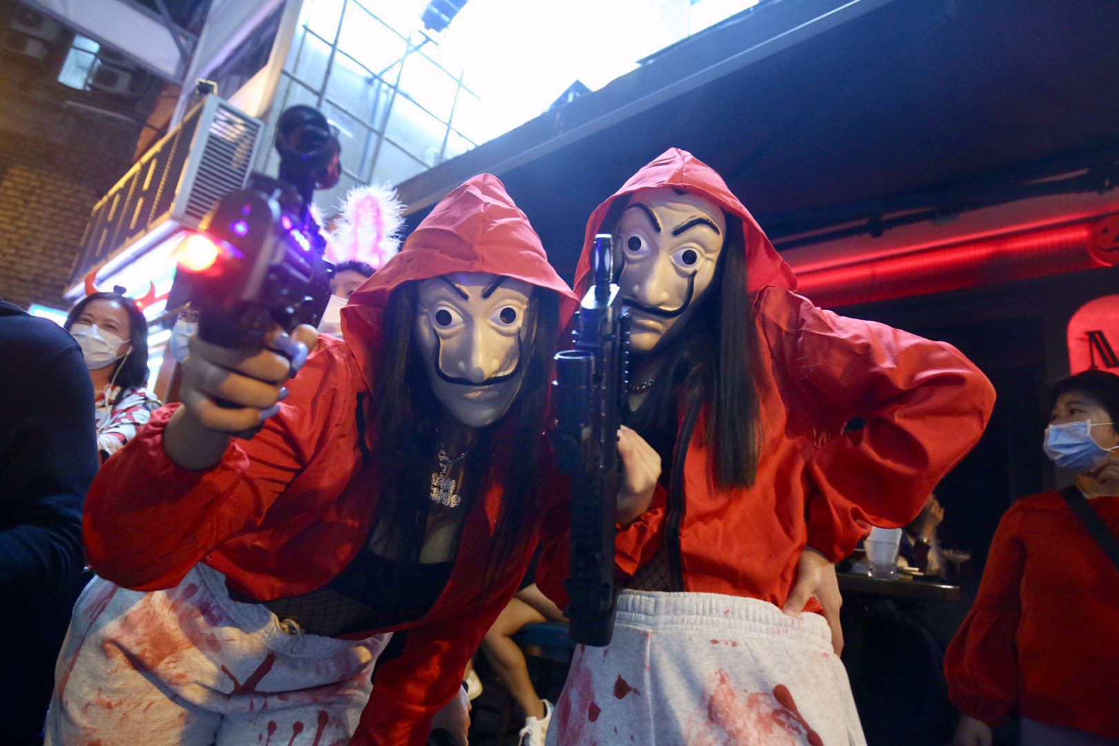 蘭桂坊入夜後相當熱鬧警方加強巡查蘭桂坊酒吧（大公報 馬丁攝）
