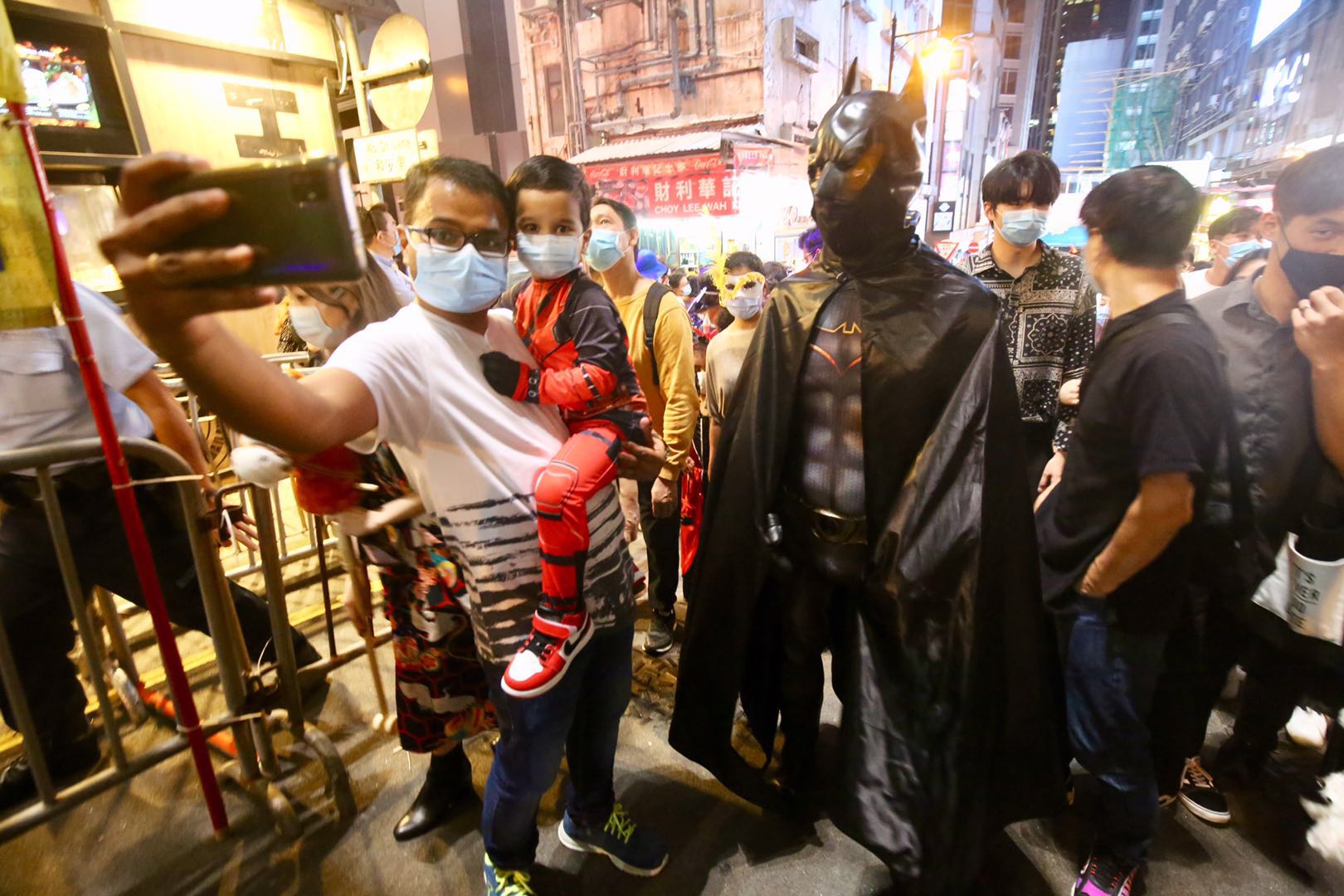 蘭桂坊入夜後相當熱鬧警方加強巡查蘭桂坊酒吧（大公報 馬丁攝）
