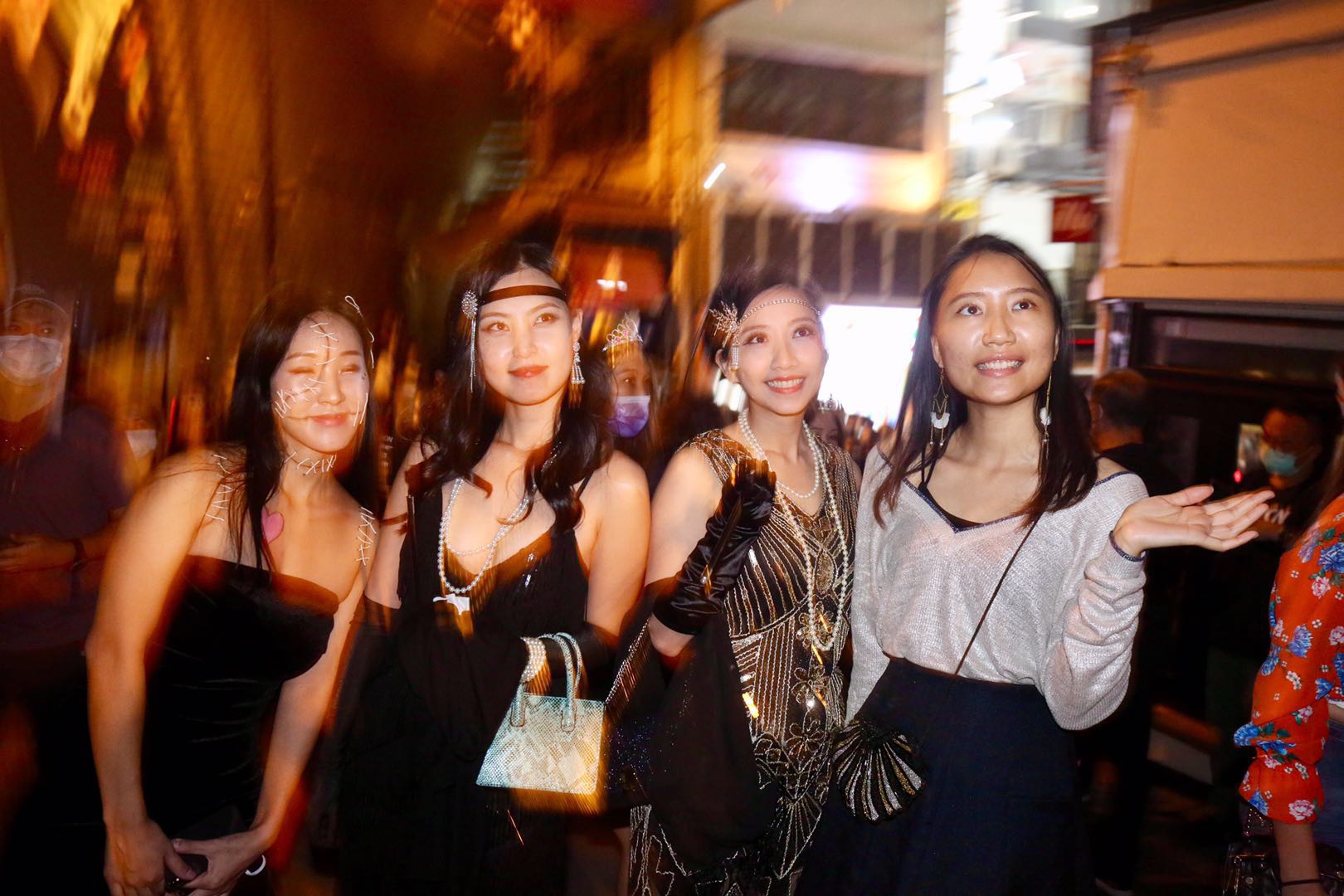 蘭桂坊入夜後相當熱鬧警方加強巡查蘭桂坊酒吧（大公報 馬丁攝）
