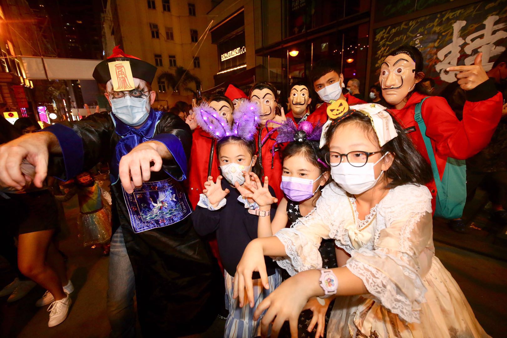 蘭桂坊入夜後相當熱鬧警方加強巡查蘭桂坊酒吧（大公報 馬丁攝）
