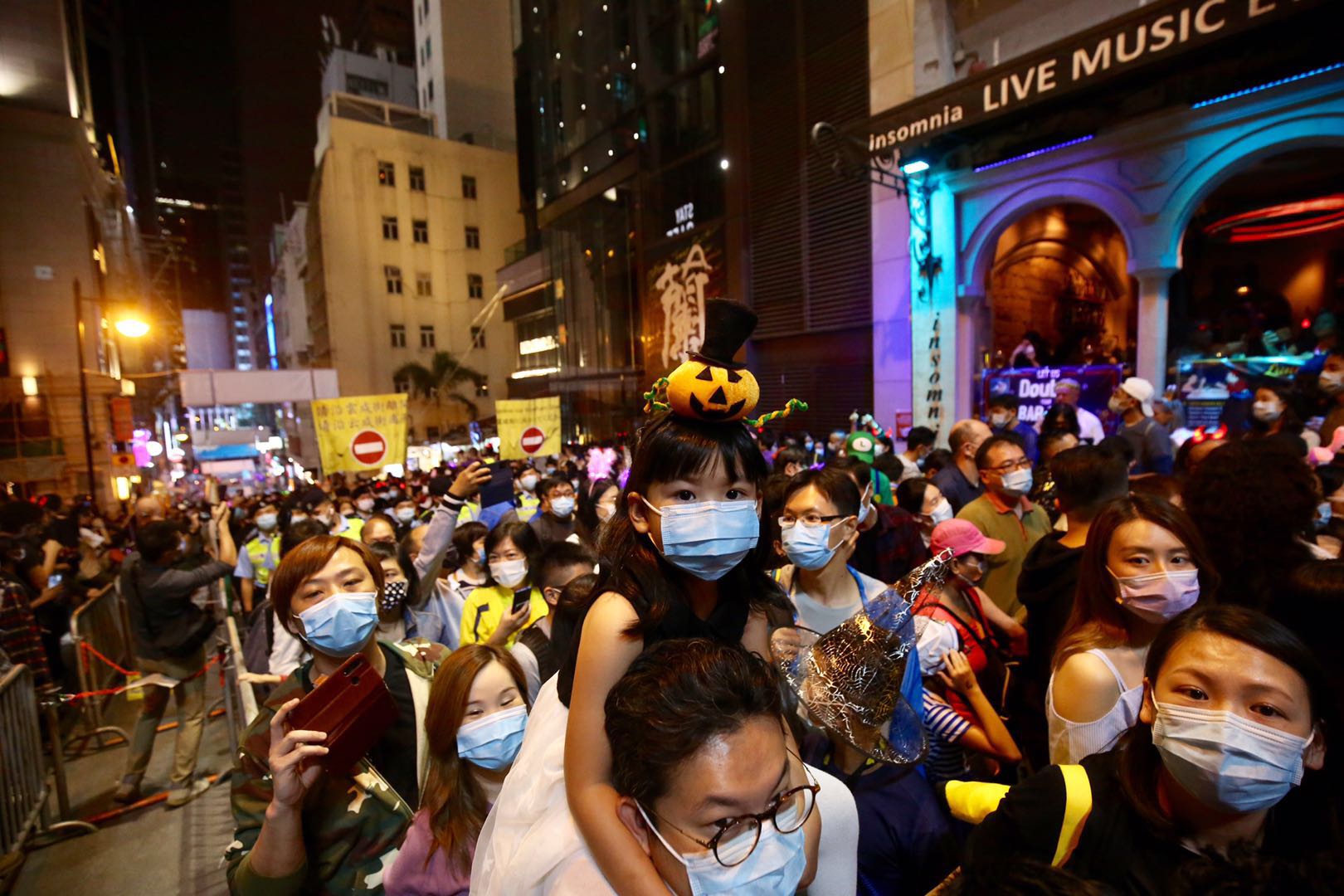 蘭桂坊入夜後相當熱鬧警方加強巡查蘭桂坊酒吧（大公報 馬丁攝）
