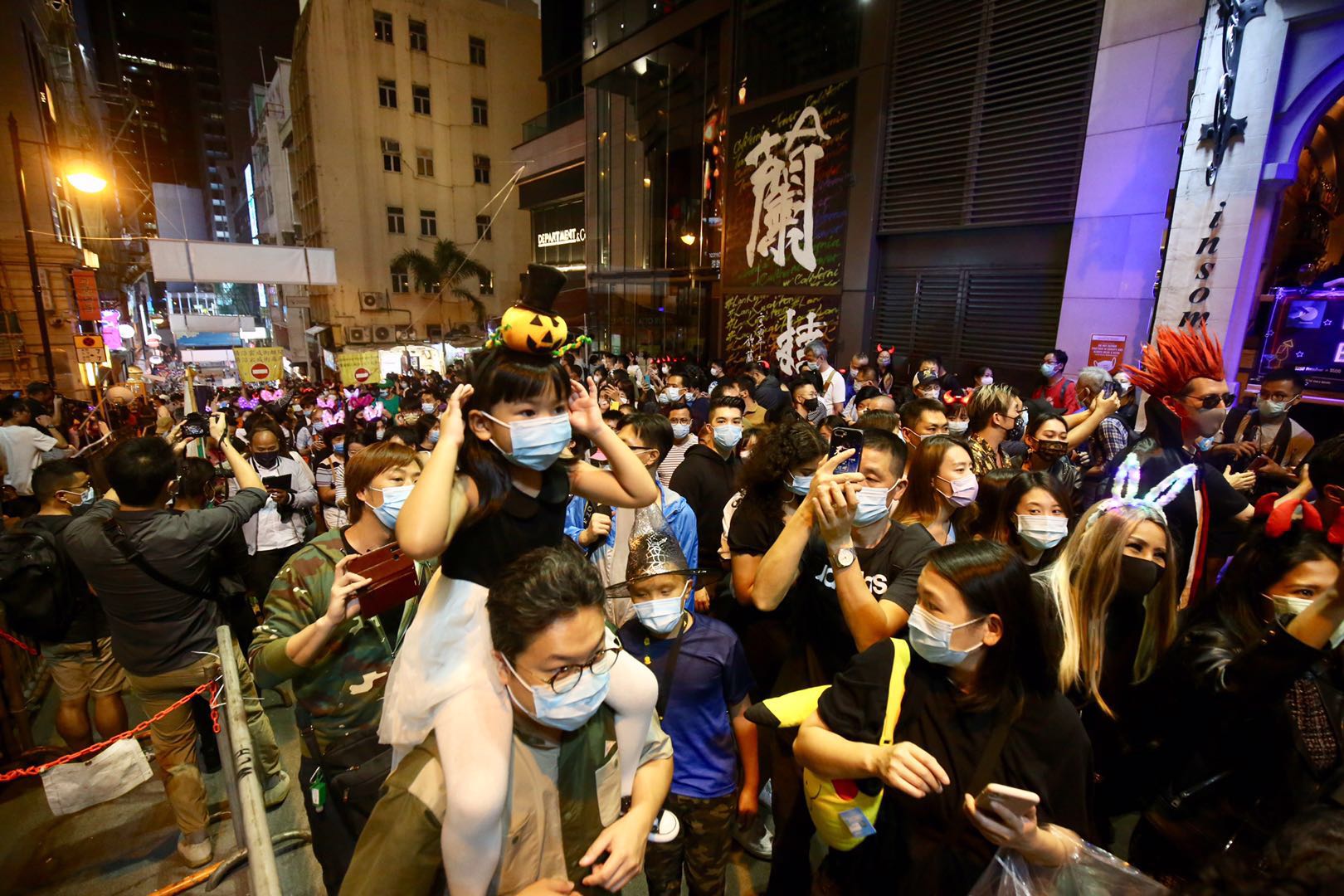 蘭桂坊入夜後相當熱鬧警方加強巡查蘭桂坊酒吧（大公報 馬丁攝）
