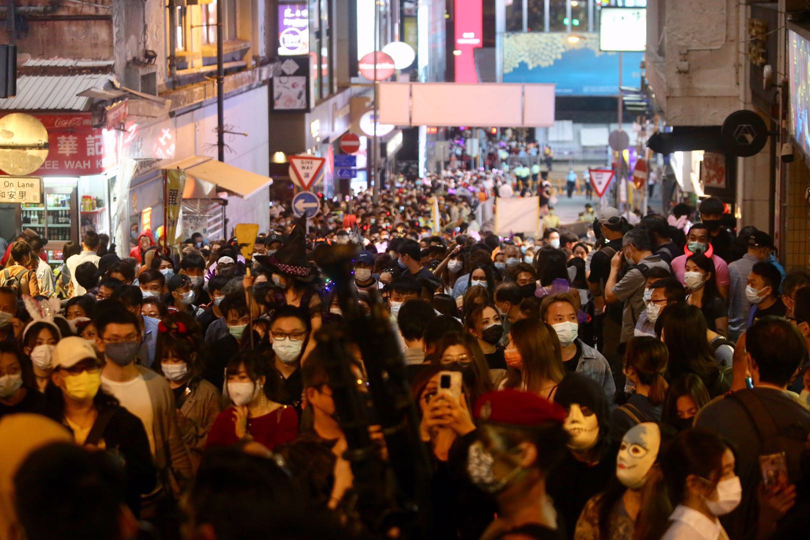 蘭桂坊入夜後相當熱鬧警方加強巡查蘭桂坊酒吧（大公報 馬丁攝）
