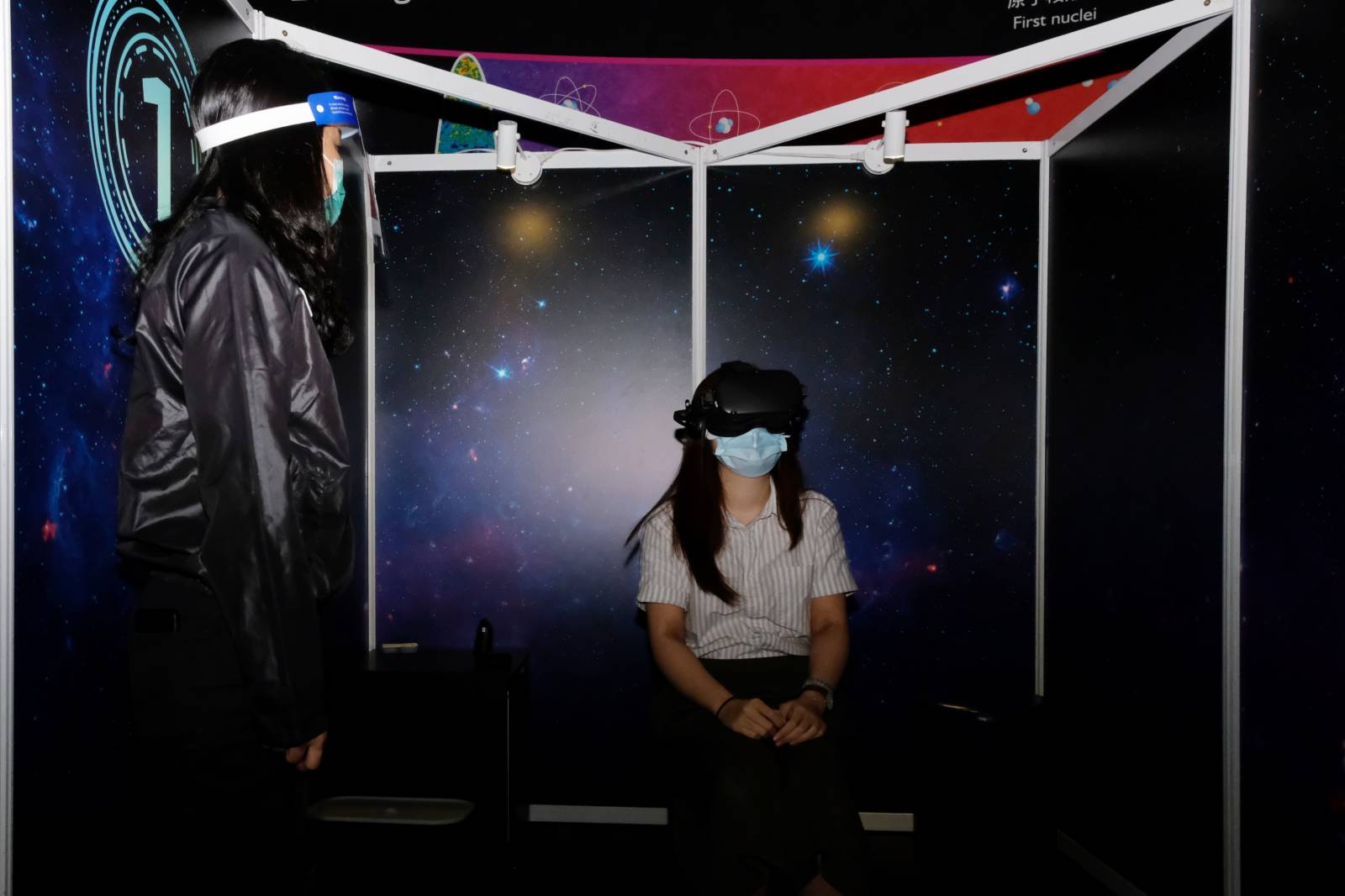 香港太空館《宇宙Univers/e》特備展覽，利用虛擬現實技術(VR - Virtual Reality) 帶領市民漫遊太空。（大公文匯全媒體記者攝）