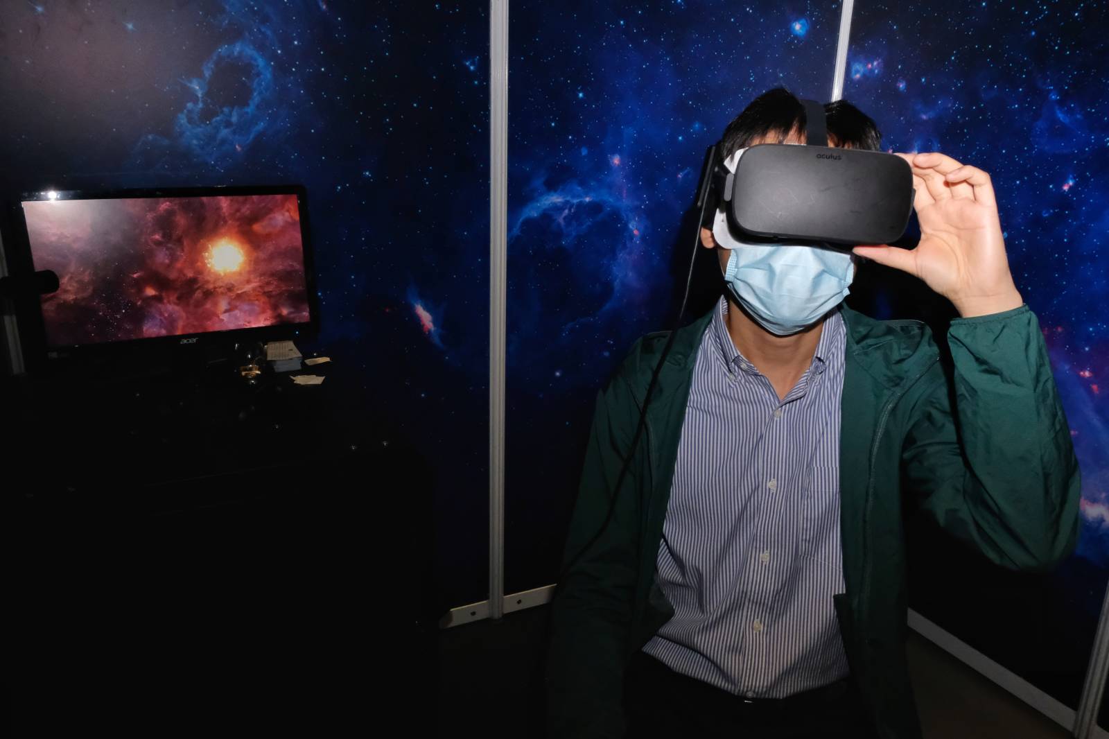 香港太空館《宇宙Univers/e》特備展覽，利用虛擬現實技術(VR - Virtual Reality) 帶領市民漫遊太空。（大公文匯全媒體記者攝）