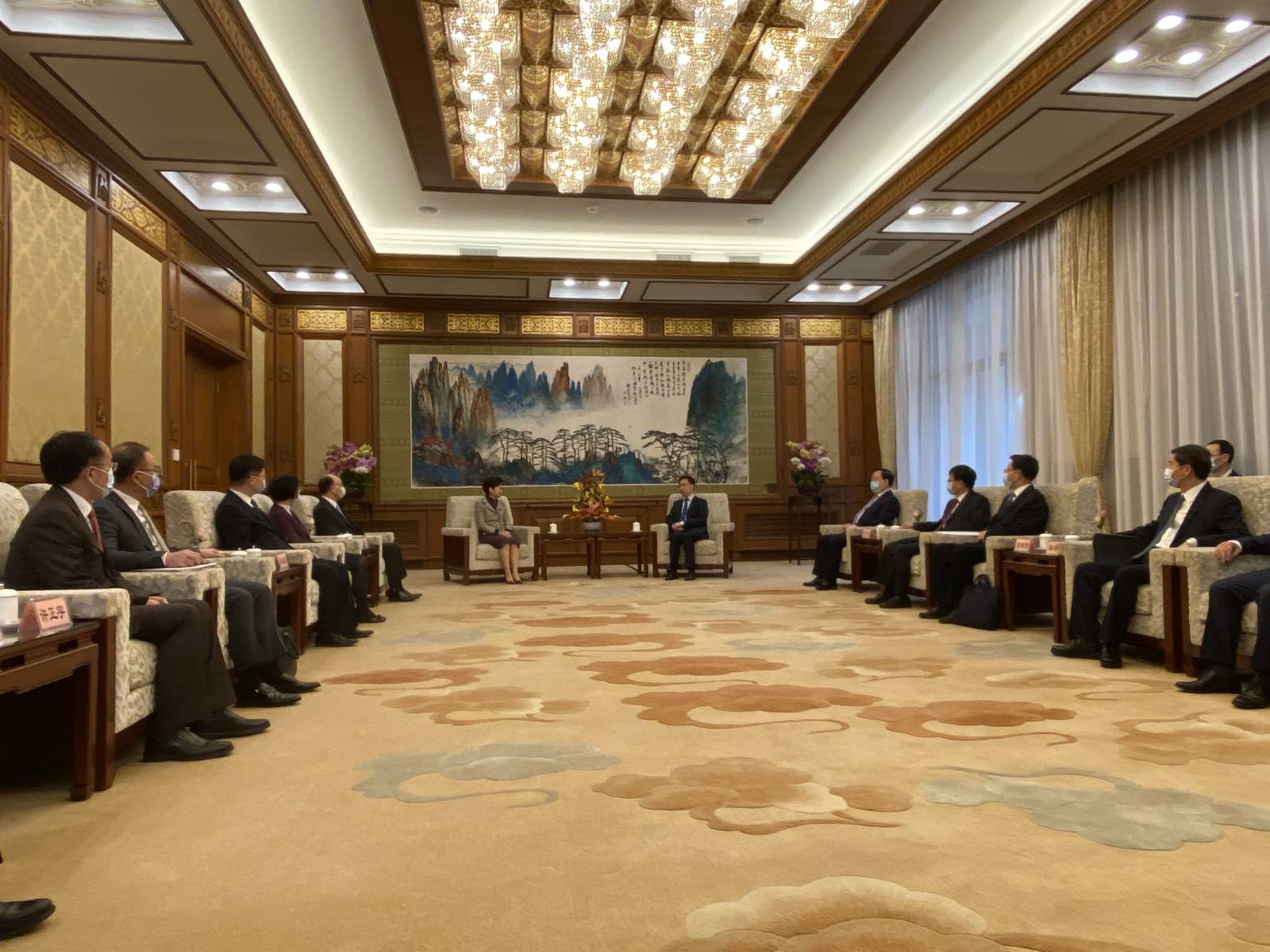 (大文新聞網記者 馬靜 北京報道)中共中央政治局常委、國務院副總理韓正6日上午在釣魚台國賓館會見正在訪京的香港特別行政區行政長官林鄭月娥。