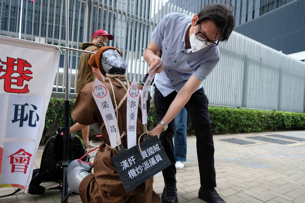 多個團體點名批評在早前舉行的立法會選舉中已被選舉主任撤銷其參選人的資格的攬炒派議員郭榮鏗、楊岳橋、郭家麒、梁繼昌4人，要求重新審視4人的延任資格，並盡快作出DQ。(大文新聞網記者麥鈞傑攝)