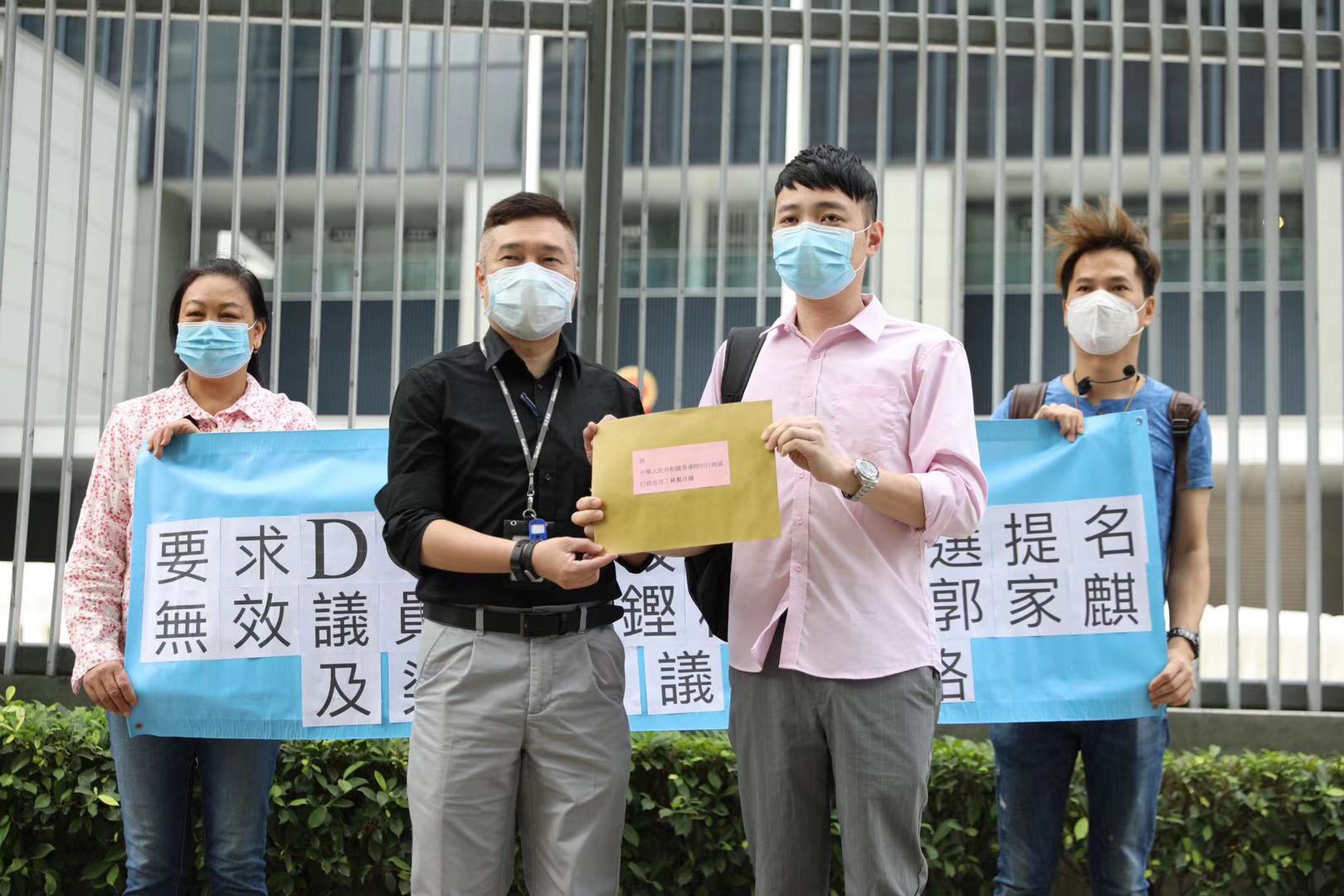 今日（10日）上午，香港多個愛國愛港團體在政府總部請願，強烈抗議及譴責攬炒派議員郭榮鏗、郭家麒、梁繼昌、楊岳橋在議會惡意拉布，並要求港府和立法會速DQ該4人。（大公文匯全媒體記者攝）

