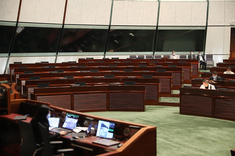11月12日，立法會9時復會，15名反對派議員座位懸空。圖：大公文匯全媒體