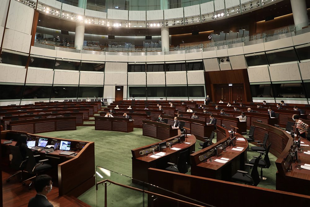 11月12日，立法會9時復會，15名反對派議員座位懸空。圖：大公文匯全媒體