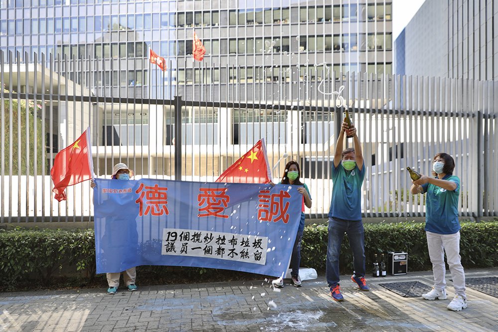 多個市民團體前往政府總部，支持人大和特區政府DQ攬炒派議員。有市民攜帶香檳慶祝，亦有市民戳破貼有4位攬炒派議員頭像的氣球，寓意破除立法會4害。大公文匯全媒體 攝