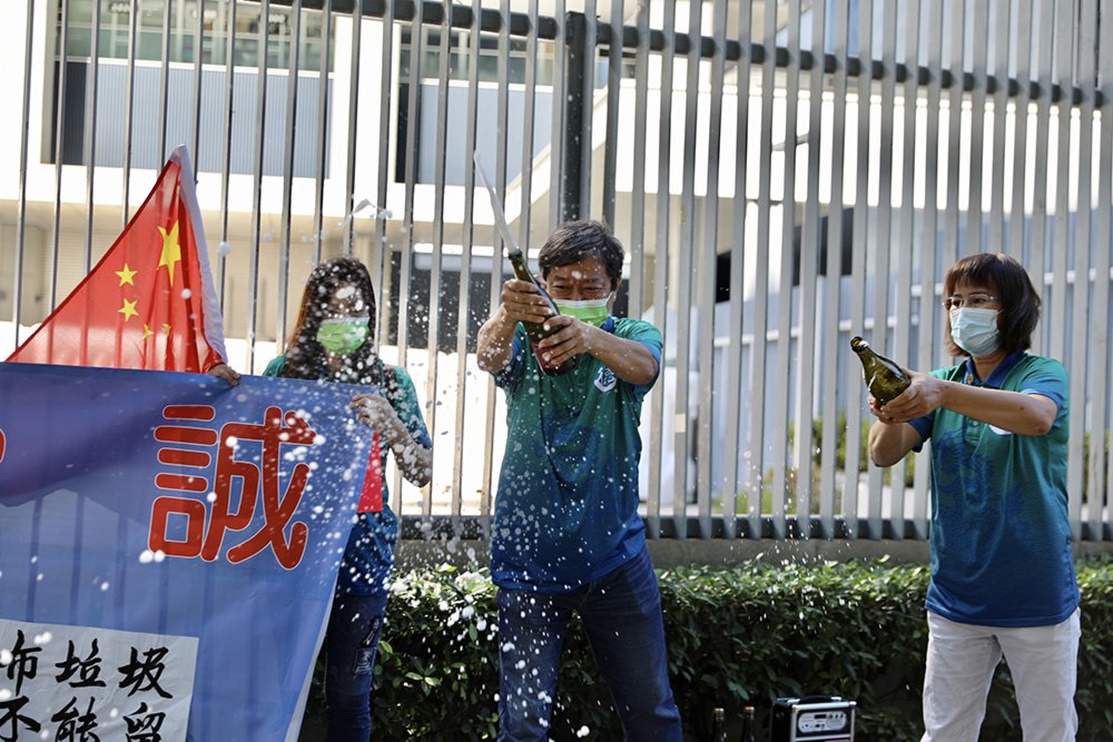 多個市民團體前往政府總部，支持人大和特區政府DQ攬炒派議員。有市民攜帶香檳慶祝，亦有市民戳破貼有4位攬炒派議員頭像的氣球，寓意破除立法會4害。大公文匯全媒體 攝