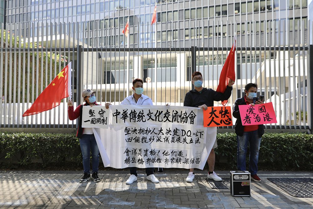 多個市民團體前往政府總部，支持人大和特區政府DQ攬炒派議員。有市民攜帶香檳慶祝，亦有市民戳破貼有4位攬炒派議員頭像的氣球，寓意破除立法會4害。大公文匯全媒體 攝