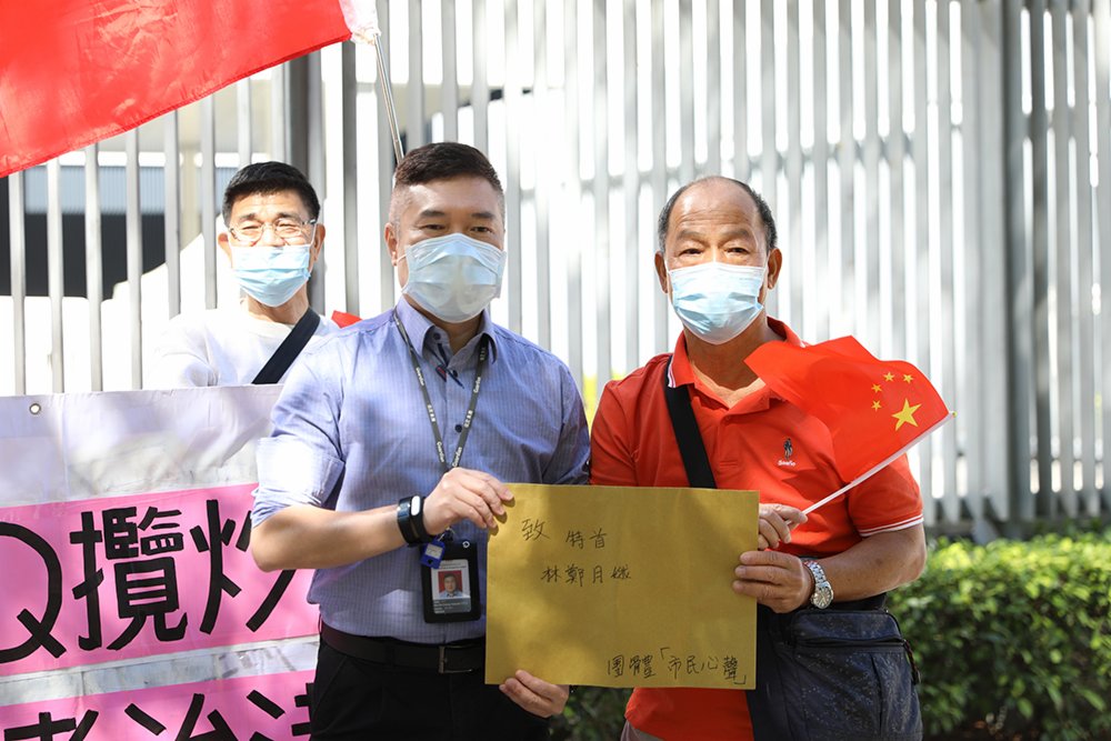 多個市民團體前往政府總部，支持人大和特區政府DQ攬炒派議員。有市民攜帶香檳慶祝，亦有市民戳破貼有4位攬炒派議員頭像的氣球，寓意破除立法會4害。大公文匯全媒體 攝