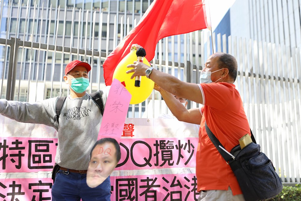 多個市民團體前往政府總部，支持人大和特區政府DQ攬炒派議員。有市民攜帶香檳慶祝，亦有市民戳破貼有4位攬炒派議員頭像的氣球，寓意破除立法會4害。大公文匯全媒體 攝