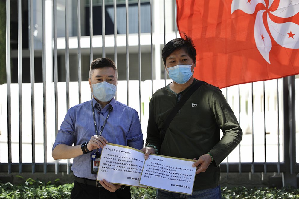 多個市民團體前往政府總部，支持人大和特區政府DQ攬炒派議員。有市民攜帶香檳慶祝，亦有市民戳破貼有4位攬炒派議員頭像的氣球，寓意破除立法會4害。大公文匯全媒體 攝