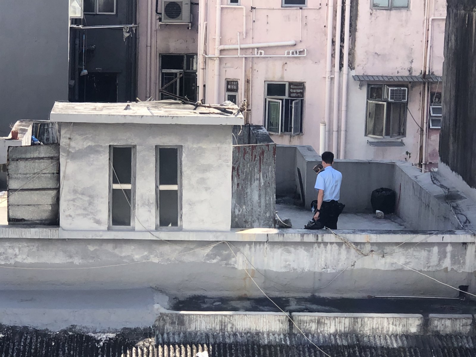 今早大批警員在現場拍攝和搜証（大公報記者攝）