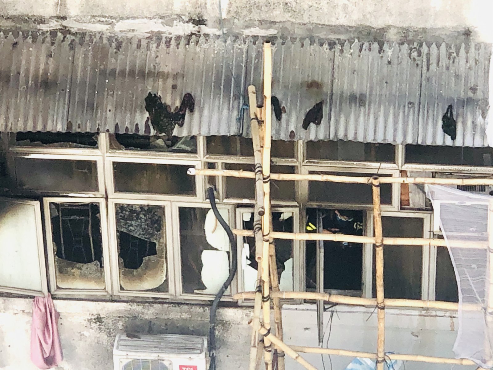 油麻地廣東道昨晚(15日)一幢唐樓發生大火，合共釀成至少18人死傷，4男3女(9歲至40歲)傷重不治，當中包括一名9歲男童（大公報記者攝）