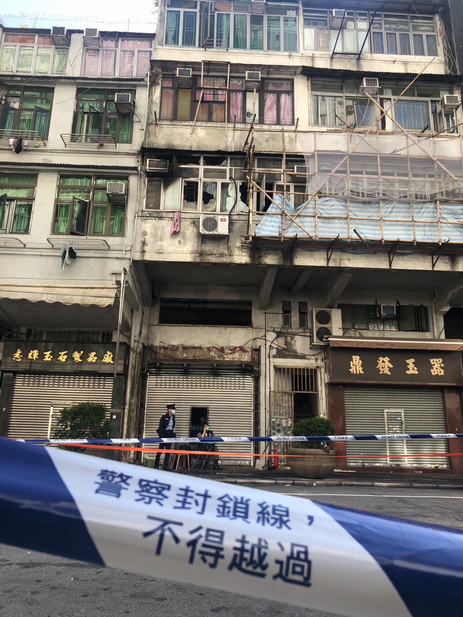 今早大批警員在現場拍攝和搜証（大公報記者攝）