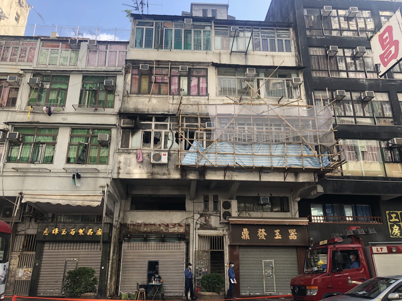 油麻地廣東道昨晚(15日)一幢唐樓發生大火，合共釀成至少18人死傷，4男3女(9歲至40歲)傷重不治，當中包括一名9歲男童。（大公報記者攝）