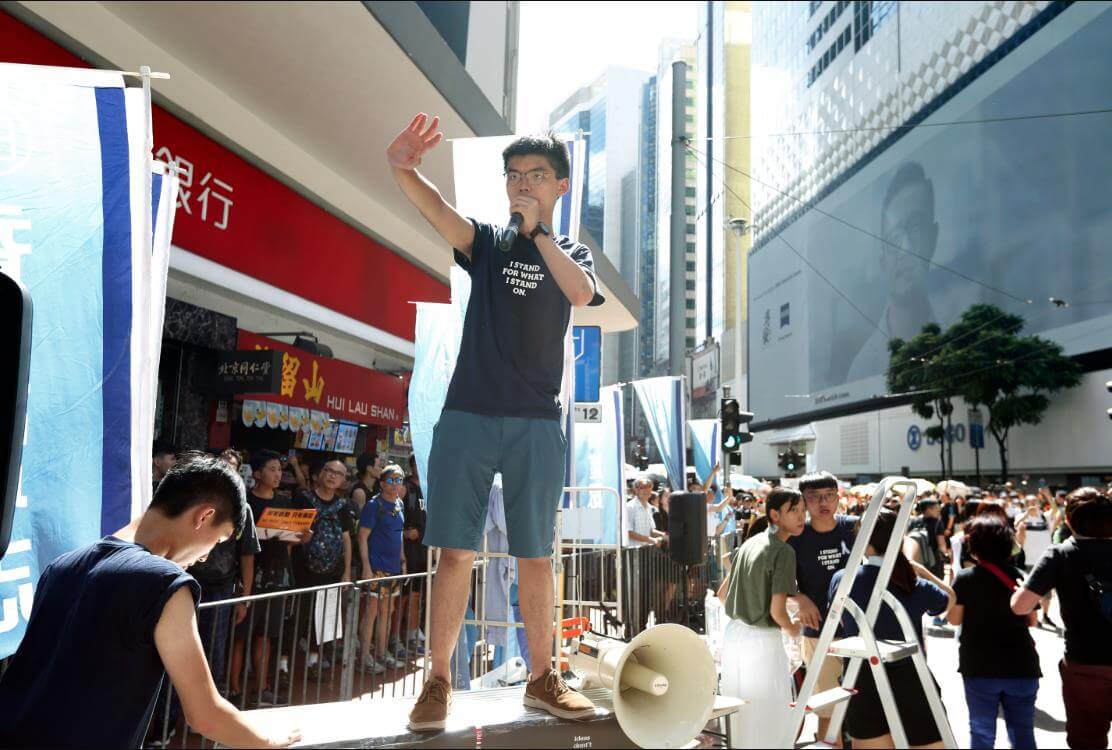 2019年7月1日，「民陣」舉行第五次示威遊行，反對《逃犯條例》修訂。圖為黃之鋒在示威中。