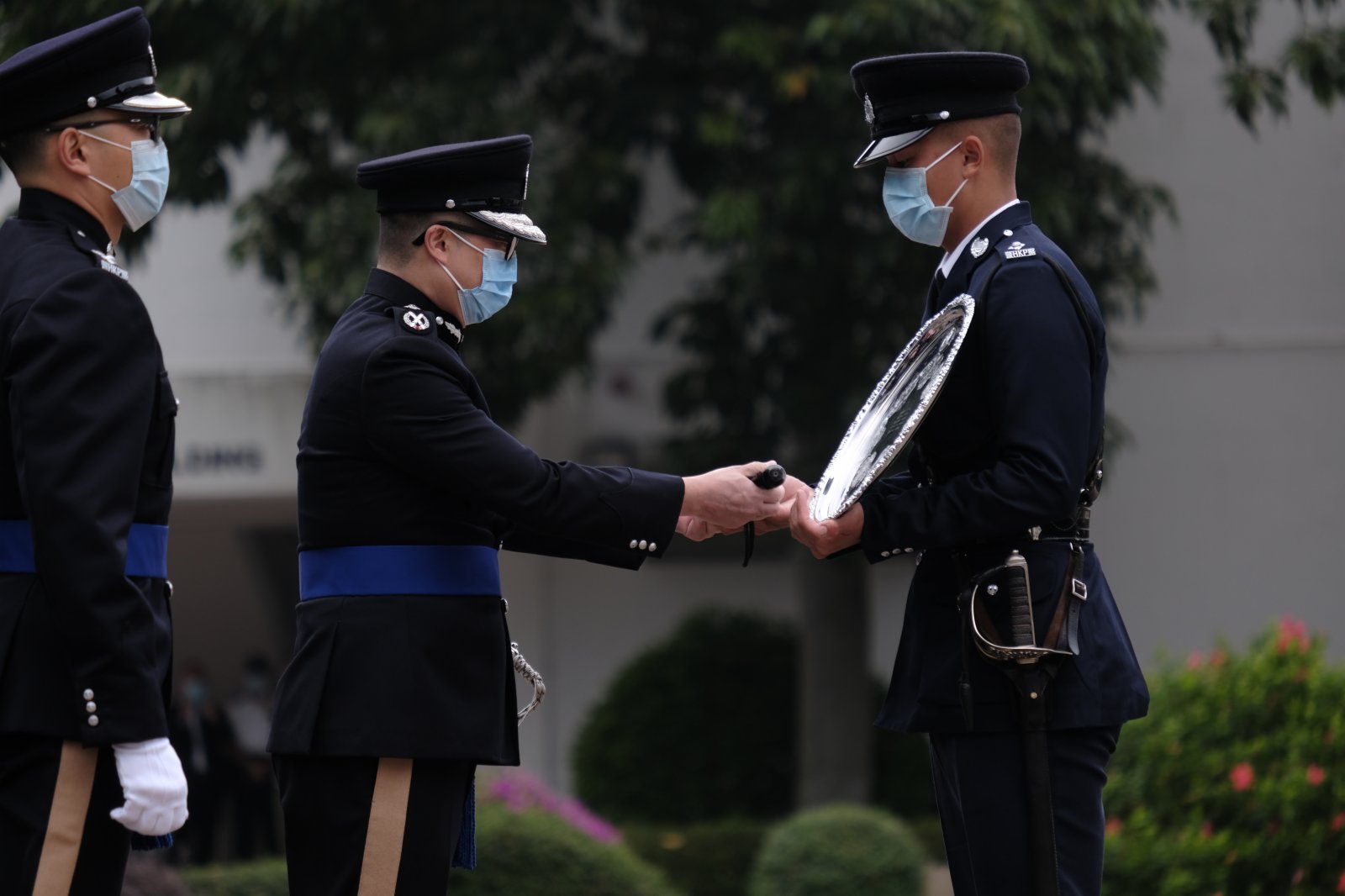 今日（21日），香港警察學院舉行結業會操，警務處處長鄧炳強出席典禮，檢閱畢業的見習督查和學警。鄧炳強引用《論語》中的「知者不惑，仁者不憂，勇者不懼」 勉勵畢業學員（香港文匯報記者 陳大文攝）