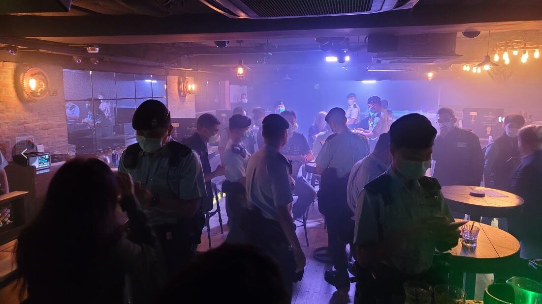 圖集 | 香港疫情反彈 警加強巡查蘭桂坊酒吧