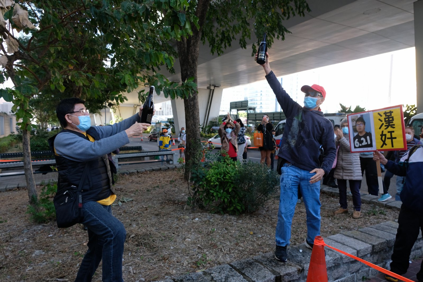 圖為市民舉牌斥黃之鋒等三人「漢奸」禍港，促重判三人。(大公文匯全媒體 麥鈞傑 攝)