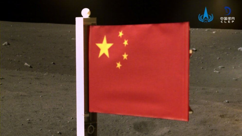 嫦娥五號傳回月面國旗展示影像
